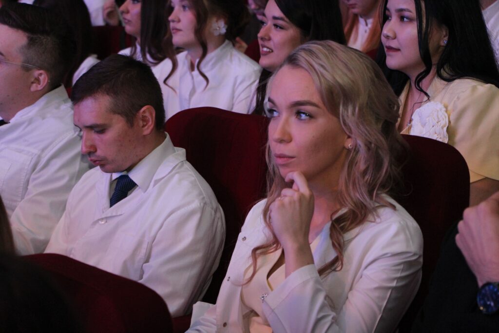 Торжественная церемония вручения диплома врача - выпускника медицинского факультета ЧГУ 2025 (Фоторепортаж)